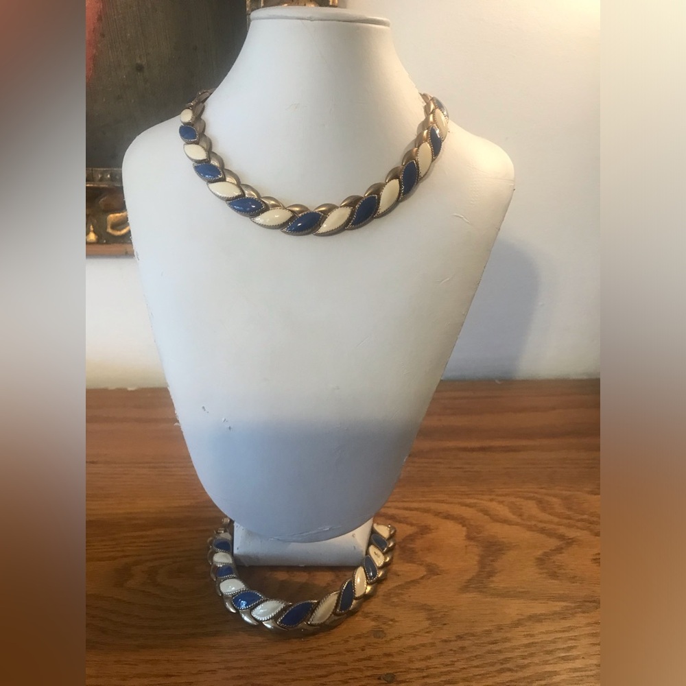 Vintage jewelry set in great condition